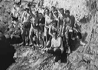 Grupo de j�venes en la cascada de Valverde de los Arroyos