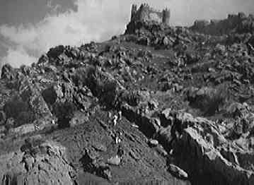 El Castillo de Riba de Santiuste en lo alto de un cerro formado por estratos rocosos