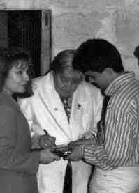 Gloria Fuertes firmando aut�grafos