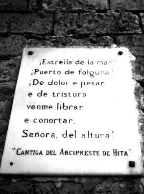 A�os 90. Versos de El Libro de Buen Amor esculpidos en el arco de Santa Mar�a.