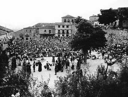 A�os 70. Representaci�n teatral en la plaza de Hita. 