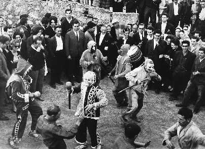 A�os 70. Botargas, personajes carnavalescos de la sierra de Guadalajara danzando en la plaza de Hita.