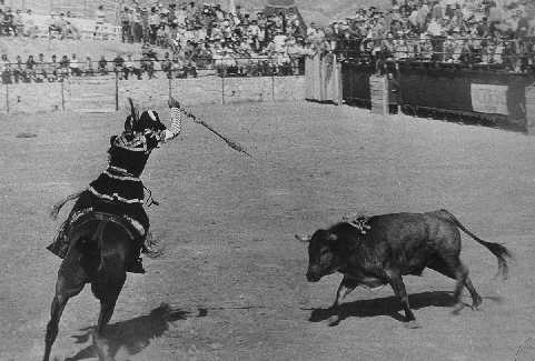 A�os 70. Lidia a caballo en el palenque de Hita.
