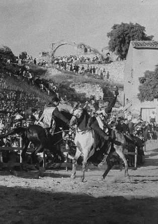 A�os 60. Lance entre dos caballeros en uno de los torneos celebrados en la plaza Mayor de la villa.