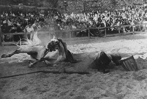 A�os 60. Torneo realizado en la plaza del Arcipreste por especialistas. En el suelo, derrotado junto a su cabalgadura, yace el valiente caballero.