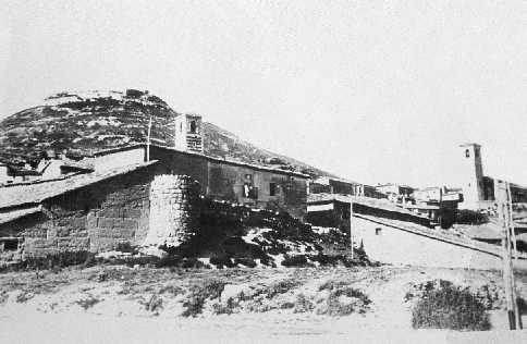 A�os 20. Tinados y pajares adosados a la muralla y torre circular denominada cubo.