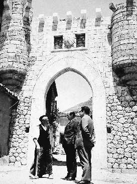 A�os 60. Reconstrucci�n de la puerta de Santa Mar�a.